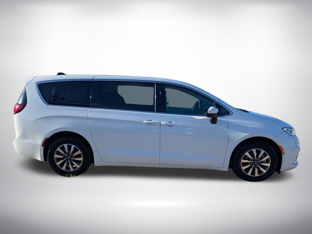 Used 2023 Chrysler Pacifica Touring-L FWD image 2