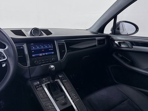 Used 2018 Porsche Macan AWD/4WD image 25