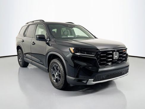 Certified 2025 Honda Pilot TrailSport image 3