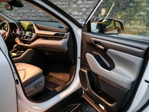 Certified 2023 Toyota Highlander XLE image 16