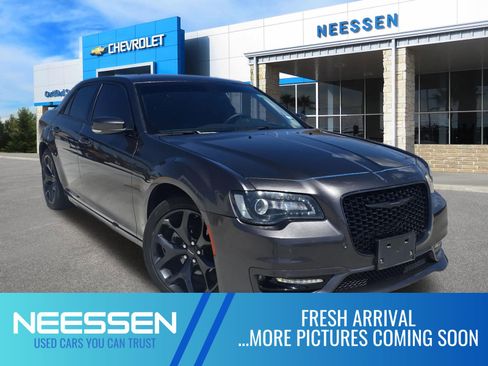 Used 2022 Chrysler 300 Touring L image 1