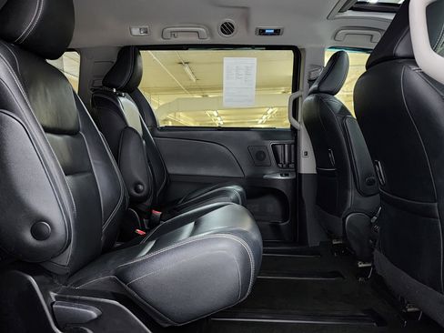 Used 2019 Toyota Sienna SE w/ SE Preferred Package image 21