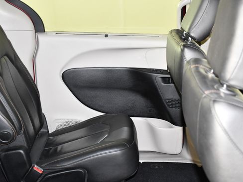 Used 2019 Chrysler Pacifica Touring-L FWD image 26