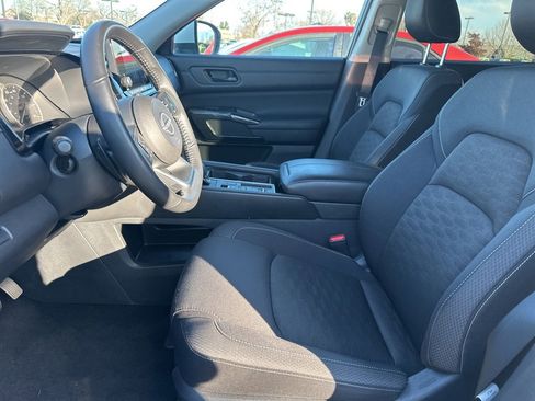 Used 2024 Nissan Pathfinder SV image 10