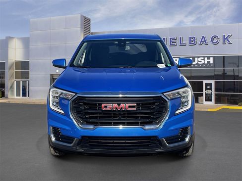 Used 2024 GMC Terrain SLE image 8