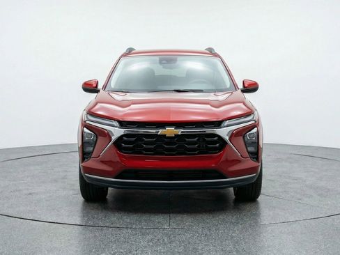 Used 2025 Chevrolet Trax LT image 2