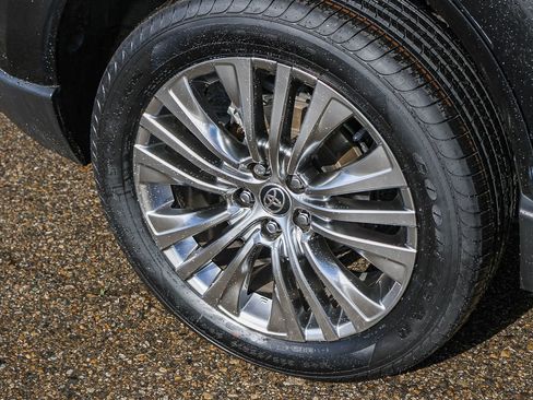 Used 2021 Toyota Venza Limited w/ Advanced Technology Package image 13