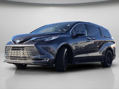 Used 2025 Toyota Sienna Limited image 4