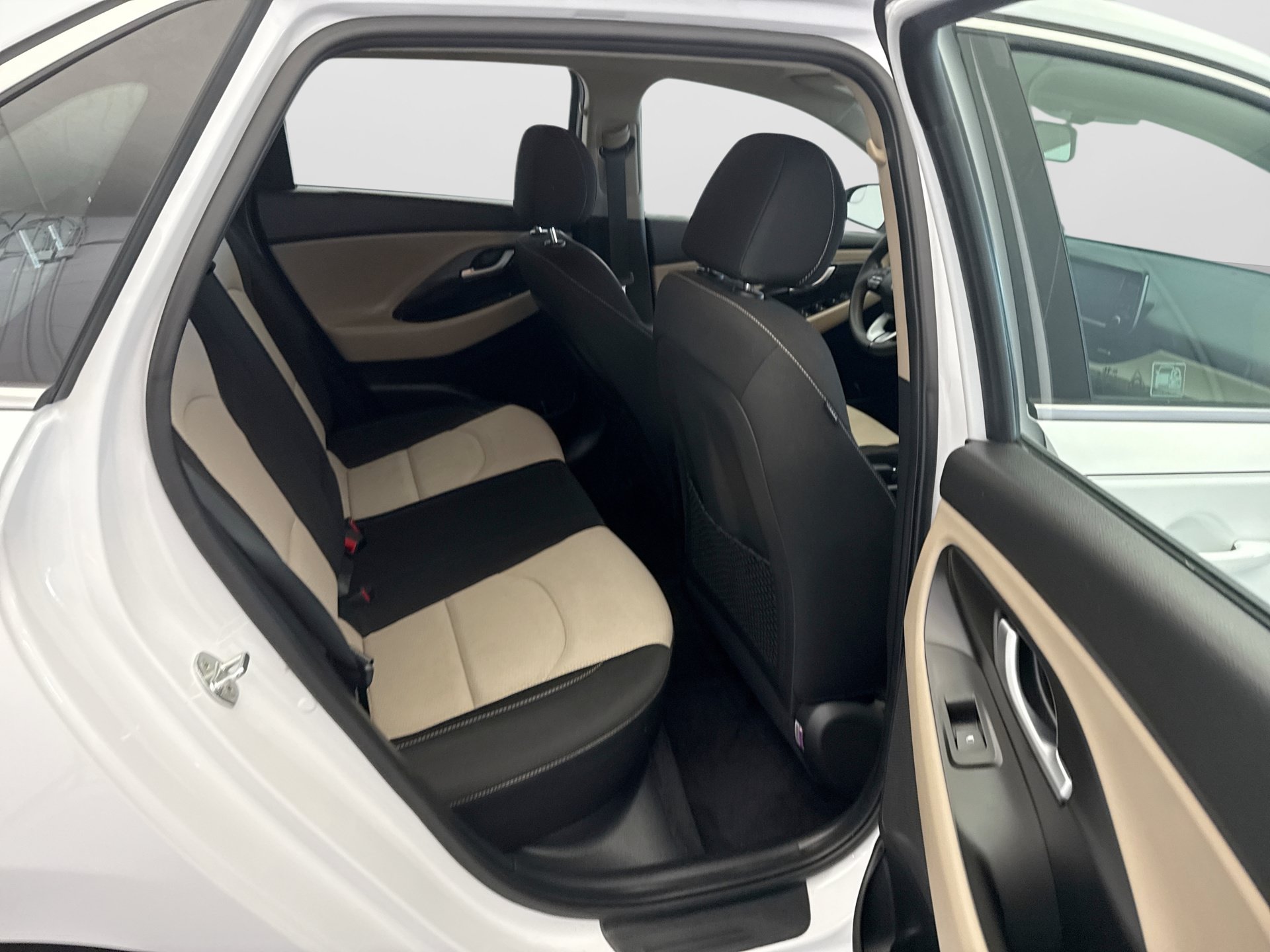 Used 2020 Hyundai Elantra GT FWD image 17
