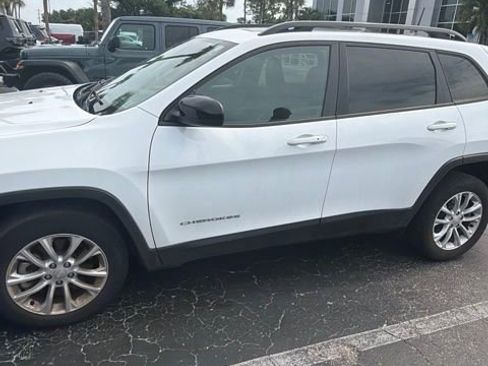Used 2022 Jeep Cherokee Latitude Lux w/ Sun & Sound Group FWD image 2