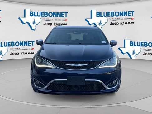 Used 2017 Chrysler Pacifica Limited w/ UConnect Theater Package FWD image 2