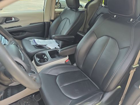 Used 2024 Chrysler Pacifica Touring-L FWD image 14