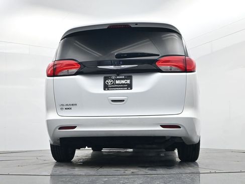 Used 2022 Chrysler Voyager LX image 52
