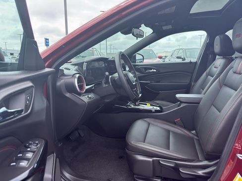 Certified 2025 Chevrolet Trax RS w/ Sunroof Package FWD image 11