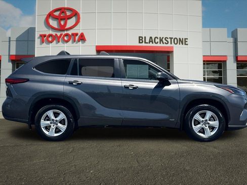 Used 2023 Toyota Highlander LE AWD/4WD image 2