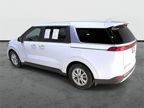 Used 2022 Kia Carnival LX image 2