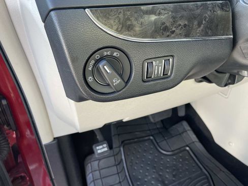 Used 2013 Chrysler Town & Country Touring image 17