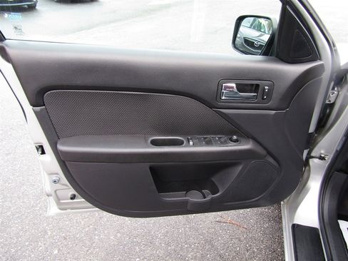 Used 2009 Ford Fusion SEL image 16