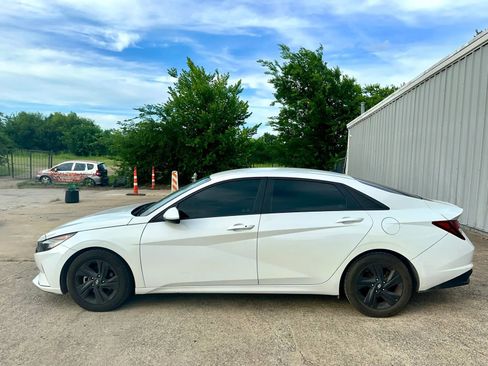 Used 2021 Hyundai Elantra SEL w/ Convenience Package FWD image 3