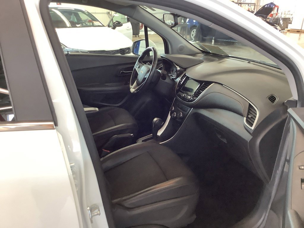 Used 2019 Chevrolet Trax LT w/ LT Convenience Package AWD/4WD image 16