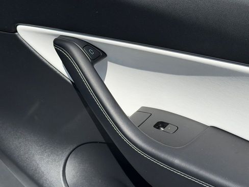 Used 2022 Tesla Model Y Long Range image 34