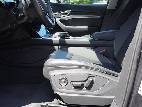 Used 2022 Audi e-tron Premium w/ Convenience Plus Package AWD/4WD image 29