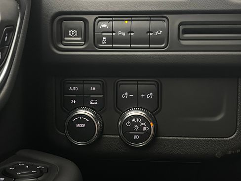 Used 2021 GMC Yukon XL SLT w/ SLT Premium Package AWD/4WD image 25