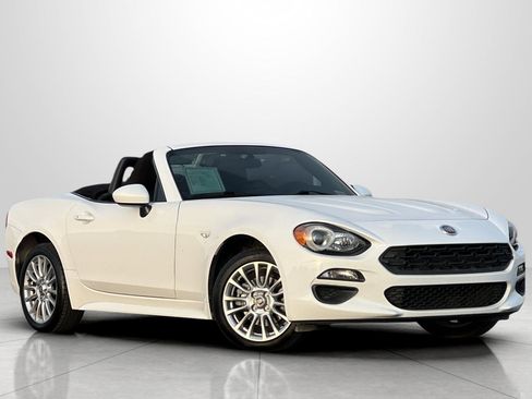 Used 2017 FIAT 124 Spider Classica image 2