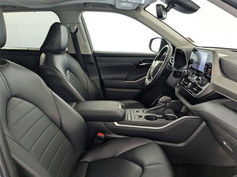 Used 2022 Toyota Highlander XLE AWD/4WD image 33