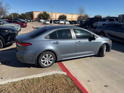 Used 2021 Toyota Corolla LE image 3