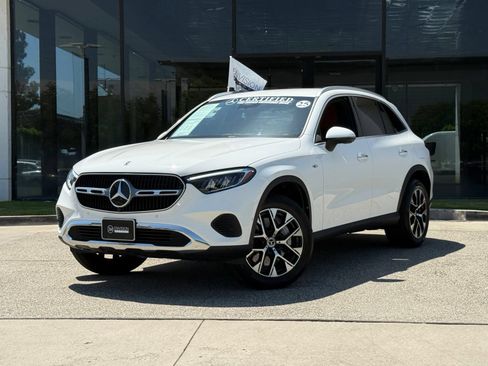 Used 2025 Mercedes-Benz GLC 350e 4MATIC image 2