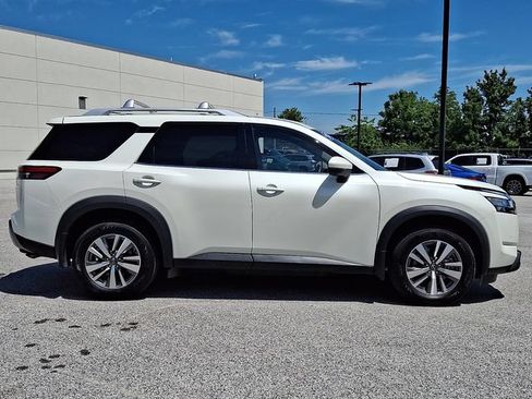 Used 2023 Nissan Pathfinder SL AWD/4WD image 10
