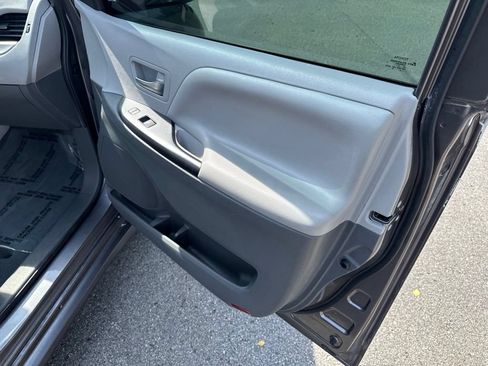 Used 2020 Toyota Sienna LE FWD image 67