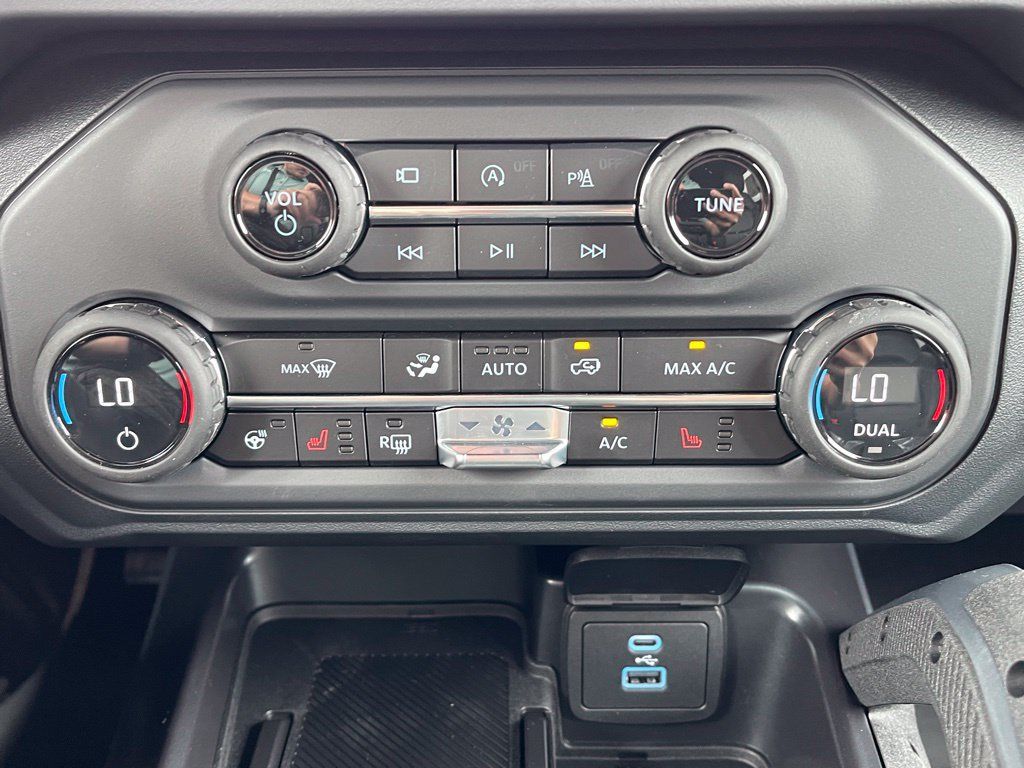 New 2025 Ford Bronco Badlands AWD/4WD image 14