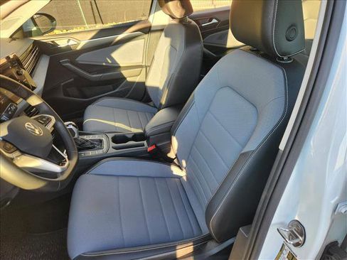 Used 2025 Volkswagen Jetta SE w/ Sunroof Package image 25