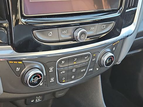 Used 2021 Chevrolet Traverse Premier FWD image 16