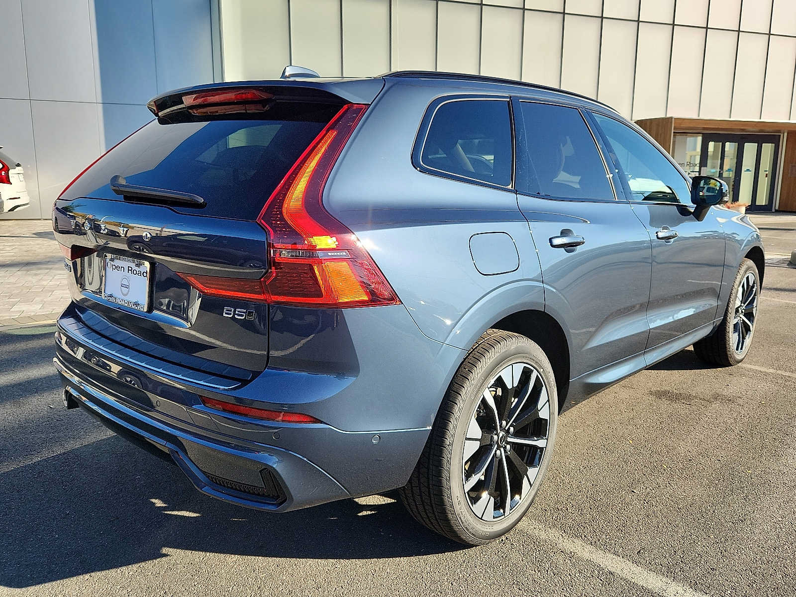 Used 2027 Volvo XC60 B5 Plus AWD/4WD image 6