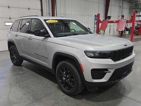 Used 2024 Jeep Grand Cherokee Altitude image 6