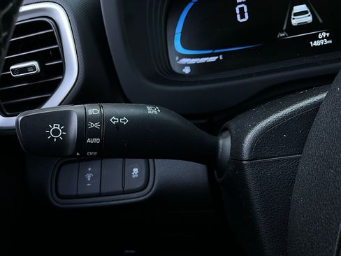 Used 2025 Hyundai Venue SEL image 36