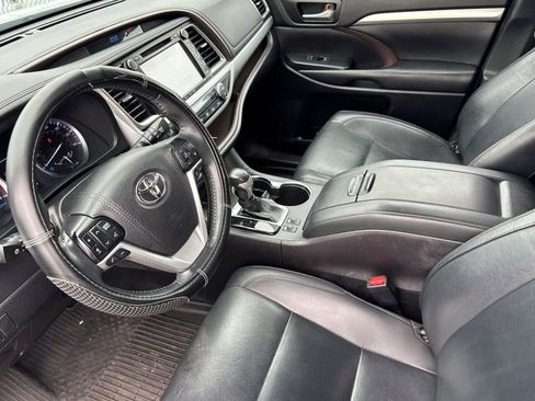 Used 2019 Toyota Highlander XLE AWD/4WD image 9