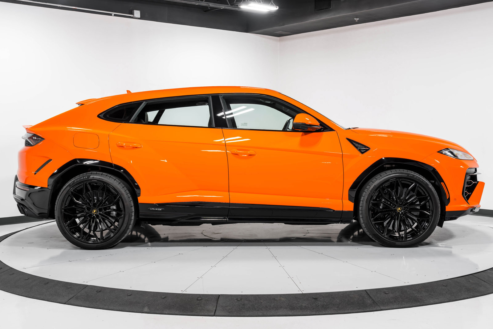 Used 2025 Lamborghini Urus SE AWD/4WD image 2