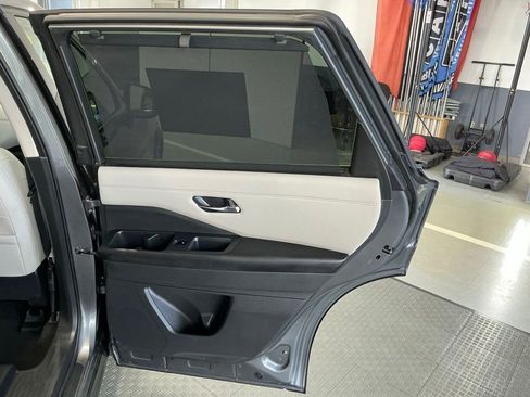 Used 2023 Nissan Pathfinder SL AWD/4WD image 34