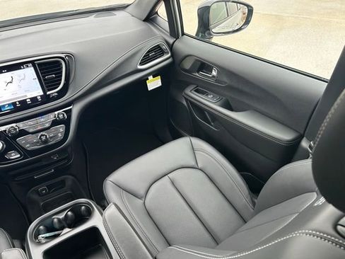 New 2026 Chrysler Pacifica Select w/ S Appearance Package image 24