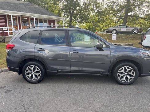 Used 2022 Subaru Forester Premium image 2