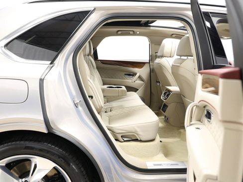 Used 2020 Bentley Bentayga Plug-In Hybrid image 88