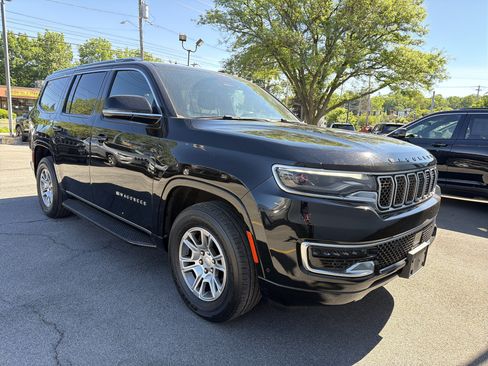 Used 2023 Jeep Wagoneer 4WD image 2