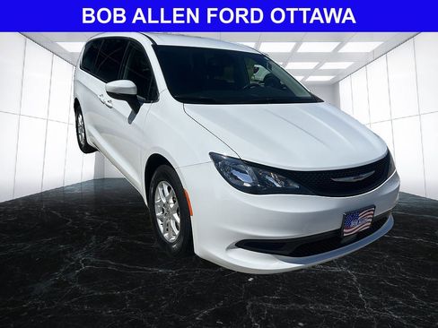 Used 2023 Chrysler Voyager LX FWD image 8