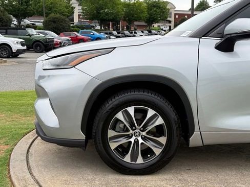 Used 2021 Toyota Highlander XLE FWD image 12