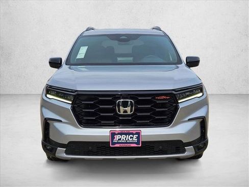 Used 2025 Honda Pilot TrailSport image 2
