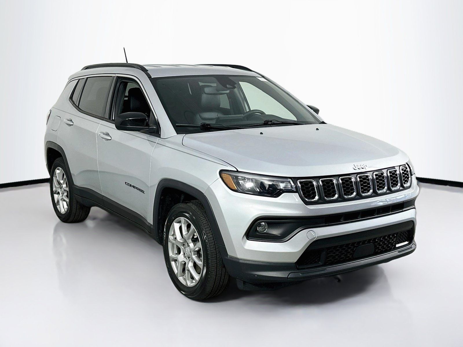 Used 2024 Jeep Compass Latitude AWD/4WD image 3
